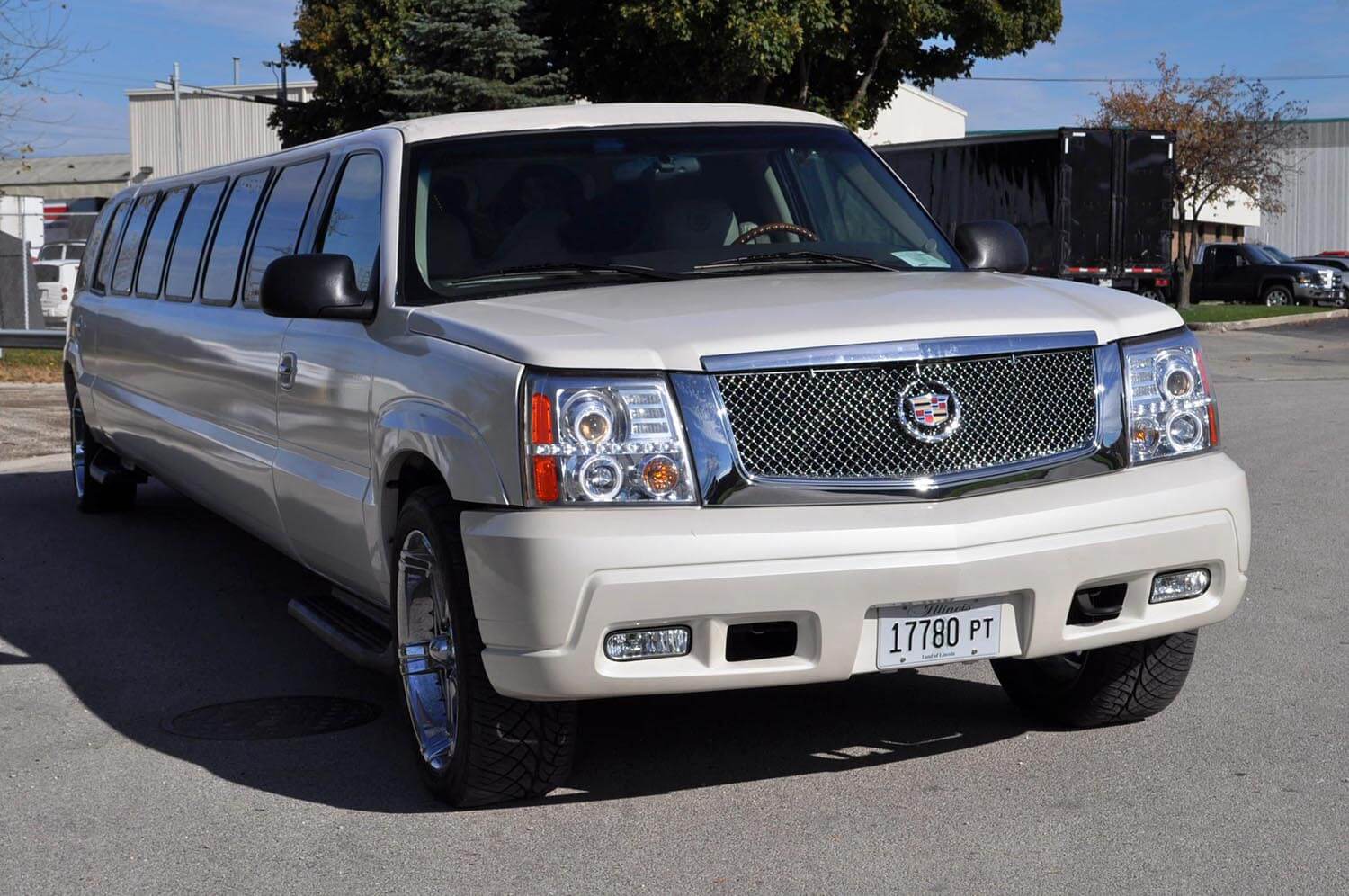 20 PASS. CADILLAC ESCALADE 02 min